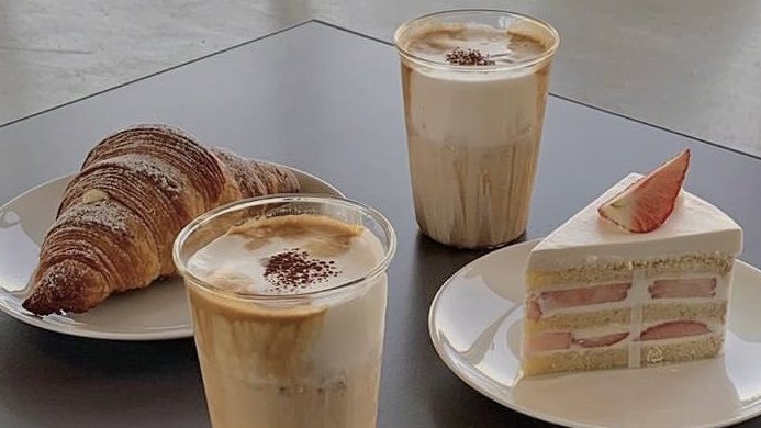 malusokay's tweet image. Coffee and cute pastries 🍰