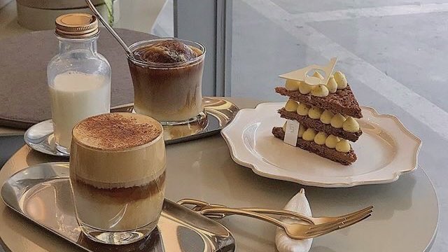 malusokay's tweet image. Coffee and cute pastries 🍰