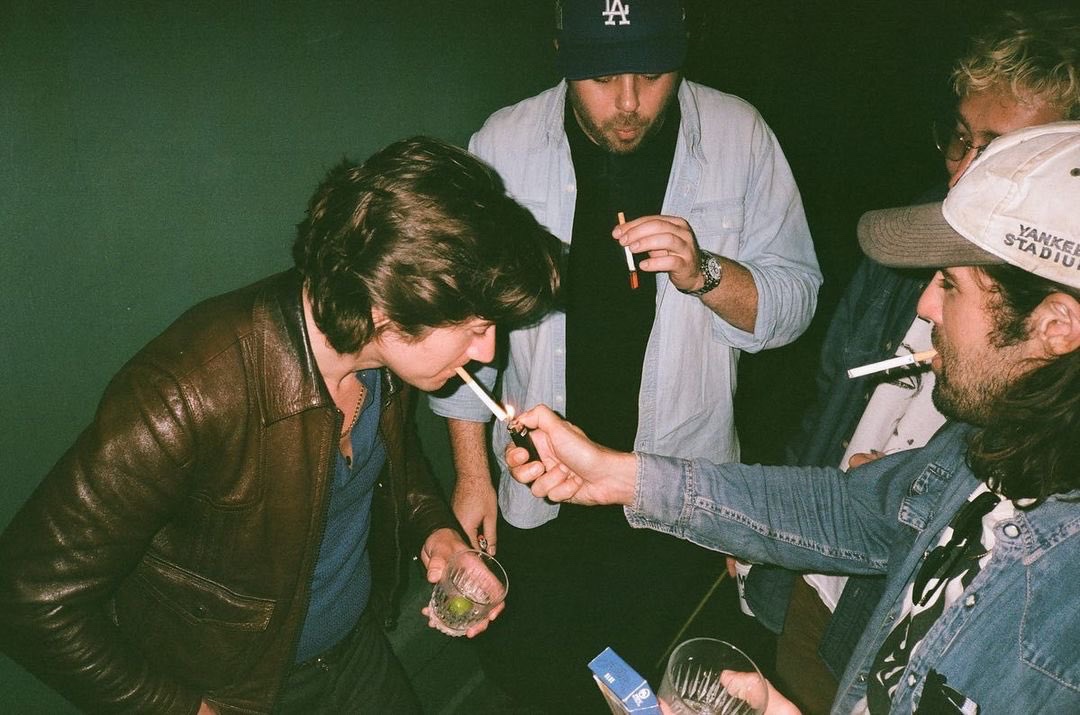 alexthourly's tweet photo. alex turner one year ago, today. https://t.co/FkkhuVHkJF