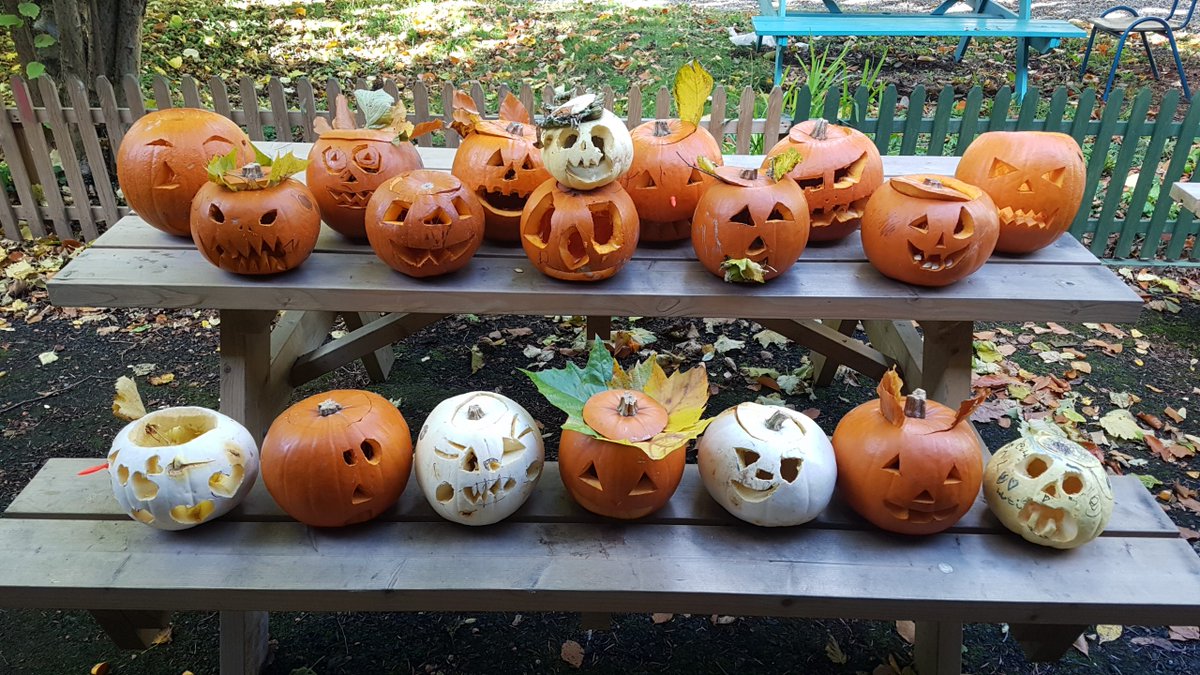 Pumpkins with Parents Junior Infants, Senior Infants and 1st Class were joined by their families today to carve Hallowe'en pumpkins in the garden. Now the garden looks spooktacular! scoilchaitrionabaggotstreet.ie/pumpkins-with-…