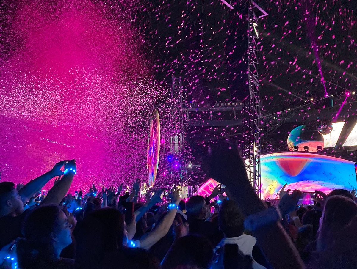 WarnerMusicArg's tweet photo. .@coldplay, primera noche. La buena noticia es que quedan muchas más 🚀😍🇦🇷 #ColdplayBuenosAires #ChrisMartin https://t.co/9Dsgxklgyr