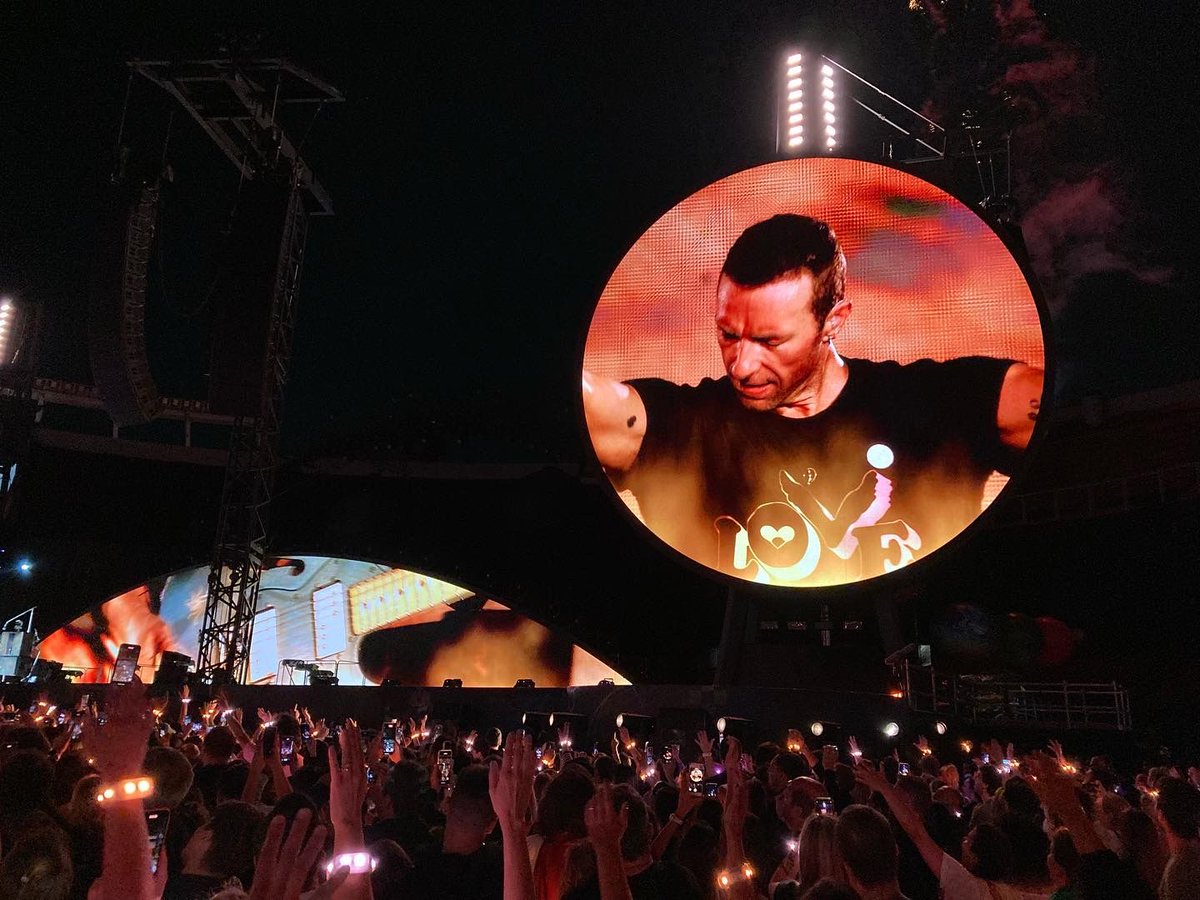 WarnerMusicArg's tweet photo. .@coldplay, primera noche. La buena noticia es que quedan muchas más 🚀😍🇦🇷 #ColdplayBuenosAires #ChrisMartin https://t.co/9Dsgxklgyr
