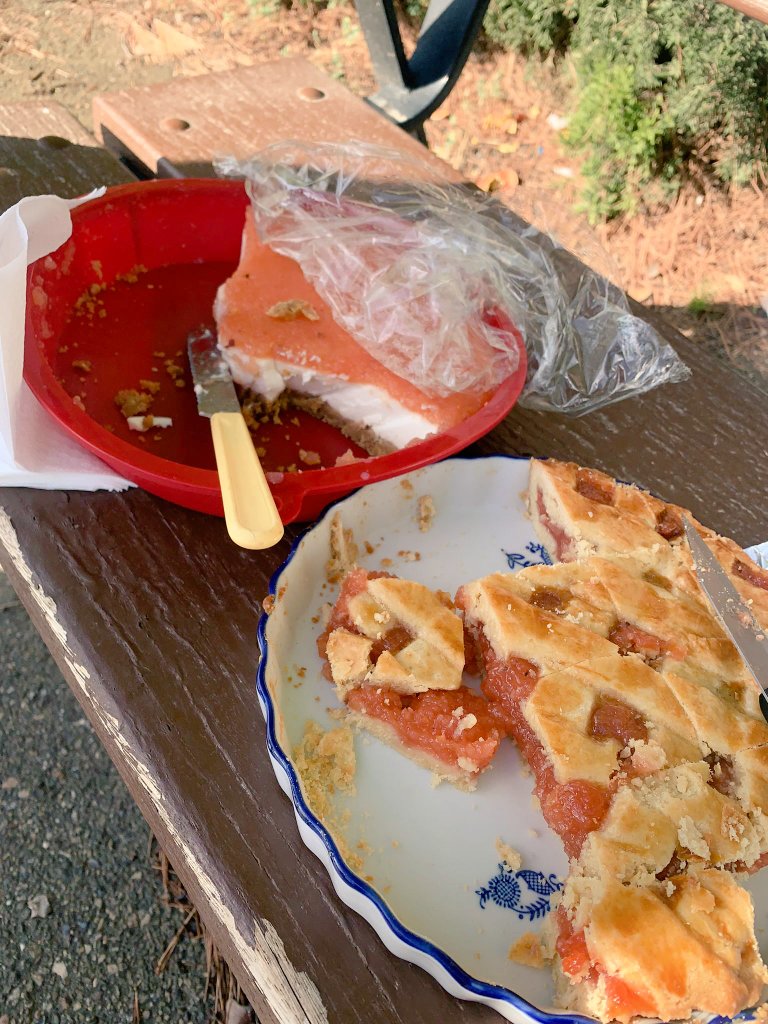 CraBajo's tweet photo. La semana pasada las maestras de Perdiguera hicieron unos postres con carne de membrillo que les trajo una familia del cole. ¡Qué ricos estaban! https://t.co/XHUMaODonh