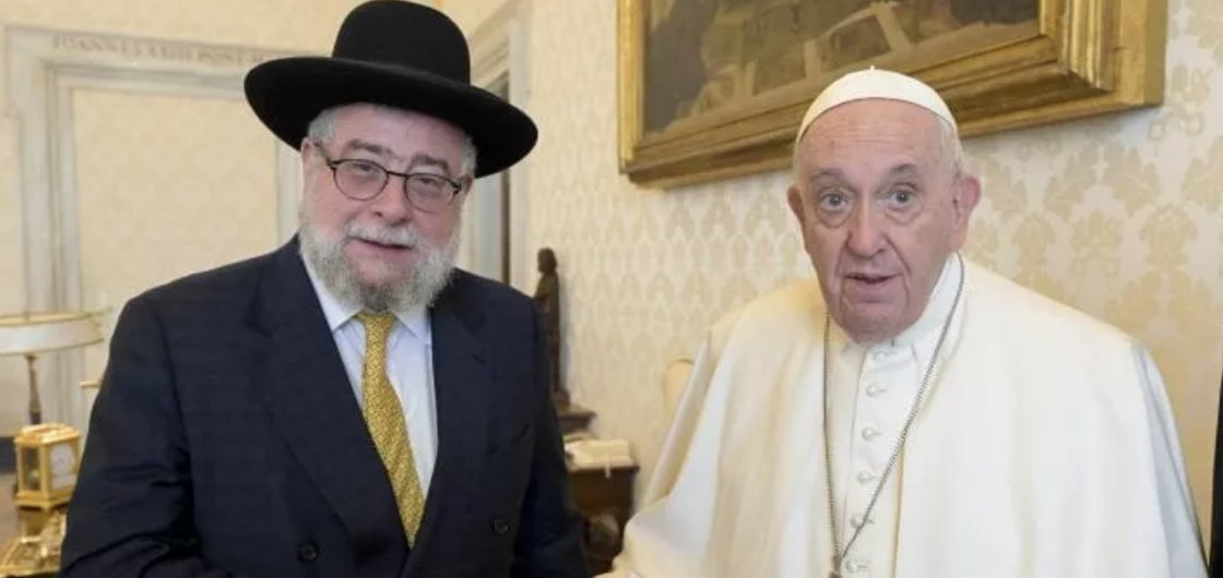 ChiefRabbiPG's tweet photo. An honor to meet privately with Pope Francis @Pontifex  in the Vatican this week. We discussed the war in Ukraine, as well as attacks on Jewish religious freedoms in Europe today.

More about our conversation here: https://t.co/IHoU2MWpH7 https://t.co/hZICQKGegj