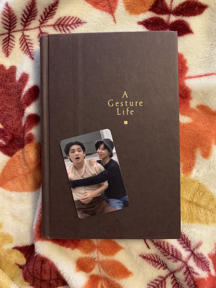 makearainbow1's tweet photo. Okay, so this is for the Fang and Bone challenge for the #botwathon and I somehow turned it into a #BTS thing ๐
In my defense, the challenge was to show your bookmark and mine is always a photocard these days.
#FBBotwathon
#BTSARMY
#tae
#jimin https://t.co/ulmpy5SsS9