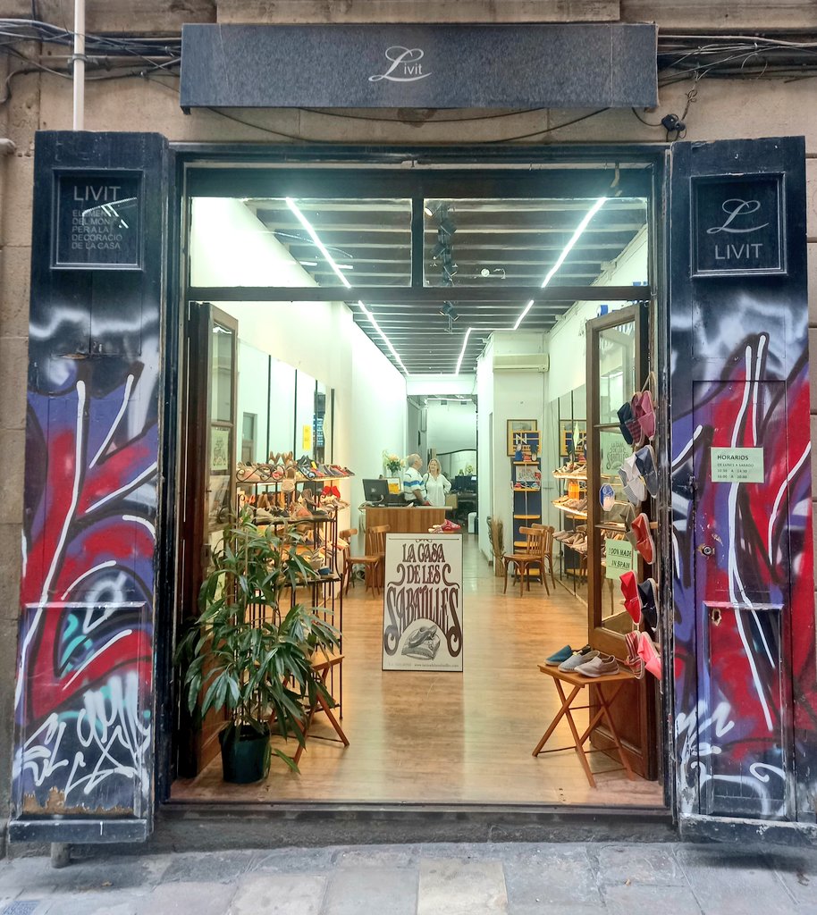 passejant's tweet photo. Hi ha comerços #emblemàtics que intenten sobreviure tot i l'adversitat.  La Casa de les Sabatilles, abans a Llibreteria, s'ha instal·lat al c/Freneria i hi continua el negoci iniciat el 1950. Els donem un cop de mà perquè la gent sàpiga on són? https://t.co/gbdrgZtjxq