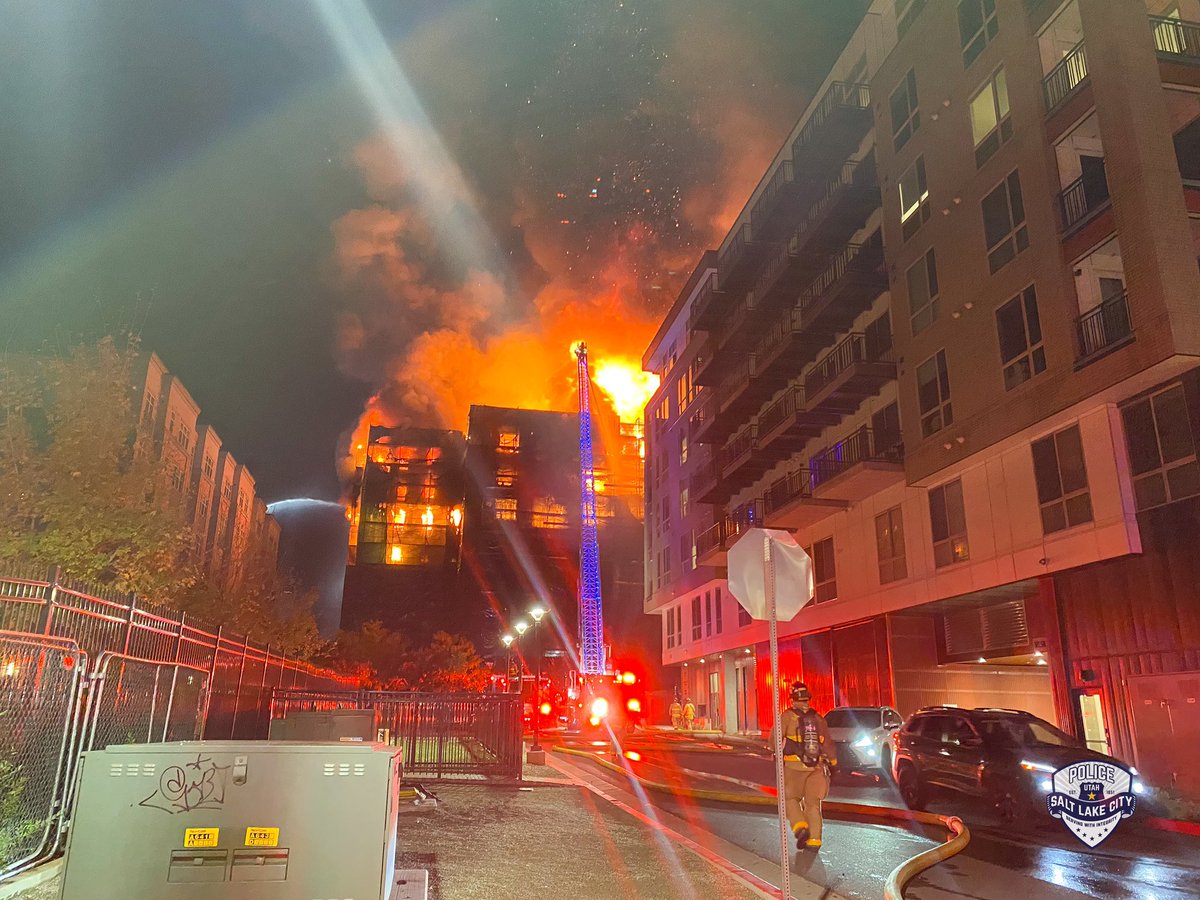 1/ Just before midnight Tuesday, a large fire broke out in an apartment building under construction in downtown <a href="/SugarHouse_CC/">Sugar House Community Council</a> 
It appears to be south-east of Habit Burger (you can see the narrow dog run/park south of the parking lot in the photo with the flames).
#slc <a href="/slcfire/">Salt Lake City Fire Department</a>