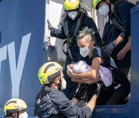 EzioSavasta's tweet photo. Governo insediato, il ministero dell'Interno riprende a negare i porti alle due navi con centinaia di #naufraghi, #HumanityOne e #OceanViking delle Ong, #SeaWatch e #SosMéditerranée
#facciamorete #dirittiumani #rifugiati
https://t.co/iiZCTKU9cp https://t.co/alBwsugeD2