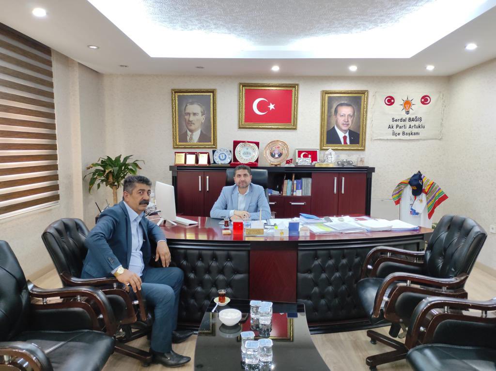 AkArtuklu's tweet photo. Mah. Muhtarlarımız, 
Mahalle Bşk ve kıymetli vatandaşlarımız, İlçe Başkanımız Sn. Serdal BAĞIŞ'ı ziyaret ederek Mahallelerinde yapılan ve yapılacak olan çalışmalar hakkında hasbihalde bulundular. 
 Mah. Muhtarı ve Mah. Başkanı, vatandaşlarımıza ziyaretleri için teşekkür edıyoruz https://t.co/WkJF8NdXxd