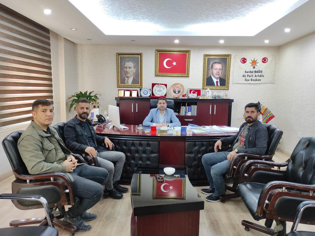 AkArtuklu's tweet photo. Mah. Muhtarlarımız, 
Mahalle Bşk ve kıymetli vatandaşlarımız, İlçe Başkanımız Sn. Serdal BAĞIŞ'ı ziyaret ederek Mahallelerinde yapılan ve yapılacak olan çalışmalar hakkında hasbihalde bulundular. 
 Mah. Muhtarı ve Mah. Başkanı, vatandaşlarımıza ziyaretleri için teşekkür edıyoruz https://t.co/WkJF8NdXxd