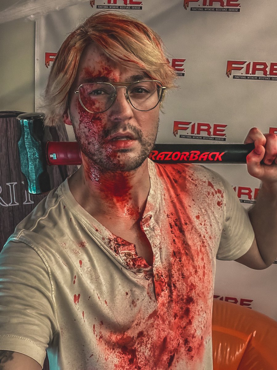 DMLPHOTOGUY's tweet photo. Dahmer goes to the gym. “I traded in body parts for weights.” 🔪🩸💪🏻 #screamweek2022
#SCREAMWEEK #HALLOWEEN #BOOTCAMP #GETSTRONG #ONFIRE #WORKHARD #GOALS #MOTIVATION https://t.co/KgEVmjtKO1