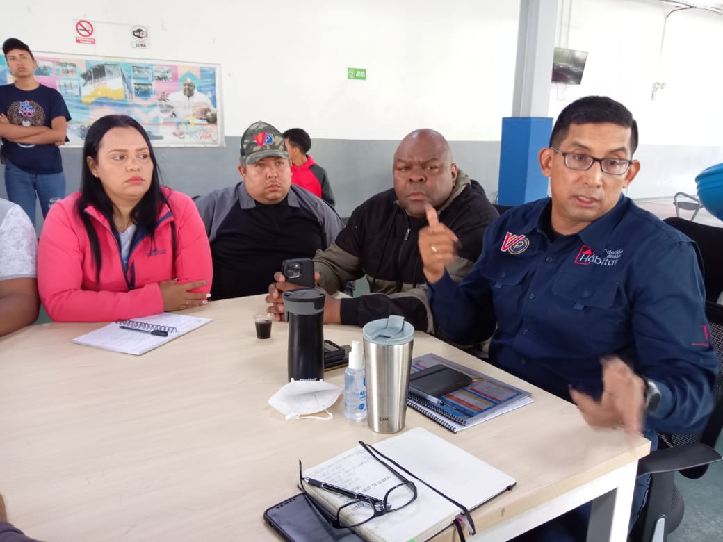 Iniciamos la jornada de hoy #26Oct con la segunda reunión de planificación y activación del refugio que estará ubicado en la Gran Base de Paz Hugo Chávez en #Catia junto al Ministro <a href="/IMVillarroel1/">Moisés V</a>, <a href="/AlcaldiaDCcs/">Alcaldía De Caracas</a> y representantes del punto y circulo.

#AvanzandoJuntoAlPueblo