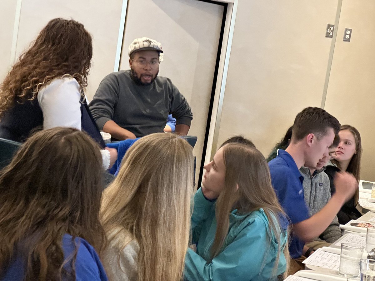 ChellgrenCenter's tweet photo. @universityofky #Chellows are having some wonderful breakfast with 3 Chellows that graduated a few years ago. Our #Wildcat alumni are amazing! #ChellowsGoToDC
@IC_Escobar https://t.co/0hSOUGbP82