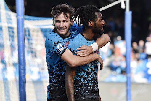 rmcf_KB9's tweet photo. [THREAD] 
Mon XI de ce début de saison. Totalement subjectif, j’ai mis des joueurs qui me plaisent énormément et que j’attendais pas forcément aussi performant. https://t.co/C5BQpUtiYE