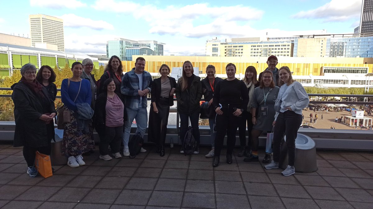 verbrecherei's tweet photo. Messerückblick 8: Auf der Terrasse der Halle 3.1 trafen sich am Freitag Blogger*innen und Bookstagramer*innen aus ganz Deutschland mit Marlen Hobrack und @Viktor_Funk.
Wir danken allen Teilnehmer*innen!
#verbrecherei #fbm22 #bloggerinnen #bookstagram #viktorfunk #marlenhobrack https://t.co/7F3Vf5tPpW