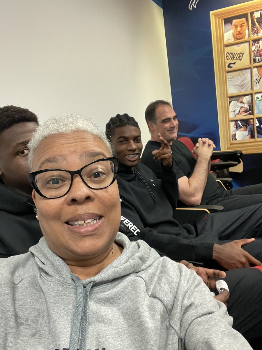 HUMensBB's tweet image. We don’t know if anyone had more fun last night than our co-captain of the day Ms. Hampton!!

Bison fam and alum, if you’ve worked with Ms. Hampton during your time at HU, let’s show her some love with some retweets/quote tweets. 

34 years of service to @HowardU . Incredible.
