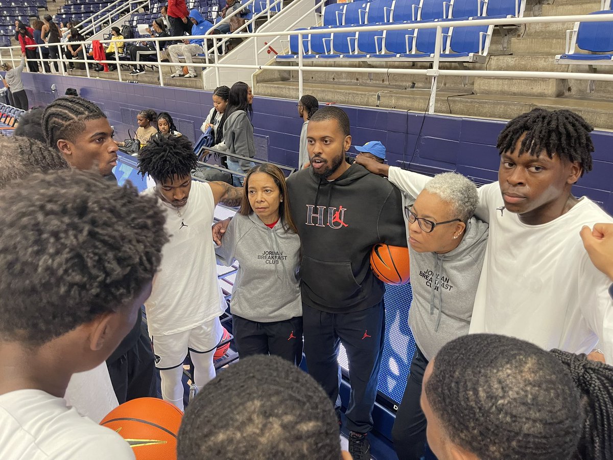 HUMensBB's tweet image. We don’t know if anyone had more fun last night than our co-captain of the day Ms. Hampton!!

Bison fam and alum, if you’ve worked with Ms. Hampton during your time at HU, let’s show her some love with some retweets/quote tweets. 

34 years of service to @HowardU . Incredible.