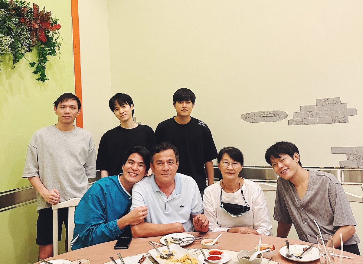 Bossser_'s tweet photo. น้องชายไปทำงานต่างประเทศ @gulfkanawut เดี๋ยวพี่ชายดูแลพ่อ แม่ให้เองครับ ❤️❤️ https://t.co/voJQLT1Cfm