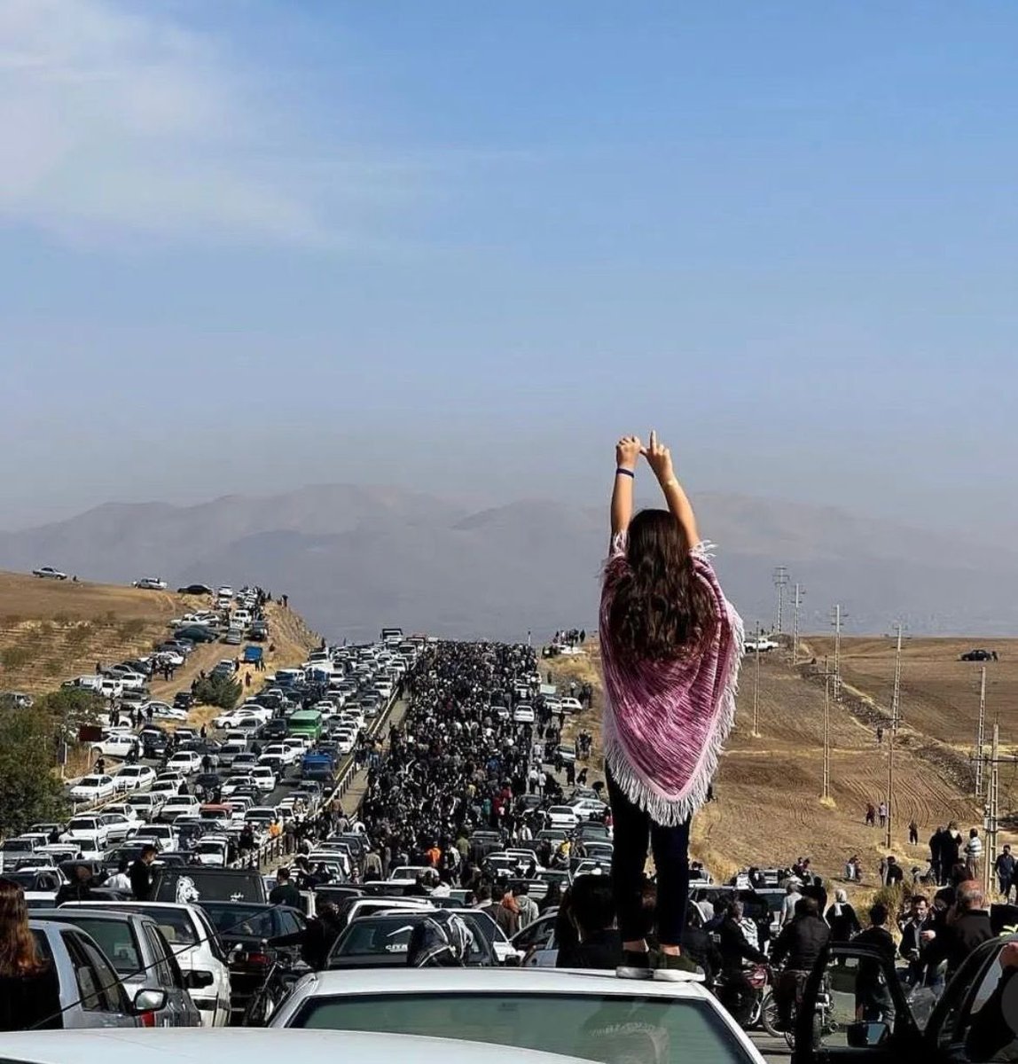 El día 40 tras la muerte de una persona es una fecha importante para los deudos en Irán. Ni los bloqueos de carreteras por parte de las autoridades, ni sus amenazas, lograron detener hoy a la multitud que fue al cementerio en el cual se encuentra el cuerpo de Mahsa Amini. #Iran