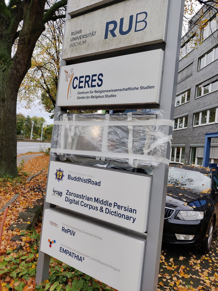 SFB1475's tweet photo. Etwas mehr als 1 Woche fehlte vorm @CERES_RUB ein Schild: Es war zur Überarbeitung im Druckzentrum. Jetzt sind endlich sowohl der #SFB1475 als auch #DiGA auf der Stele am Eingang zu finden. https://t.co/BRE0DisfMQ