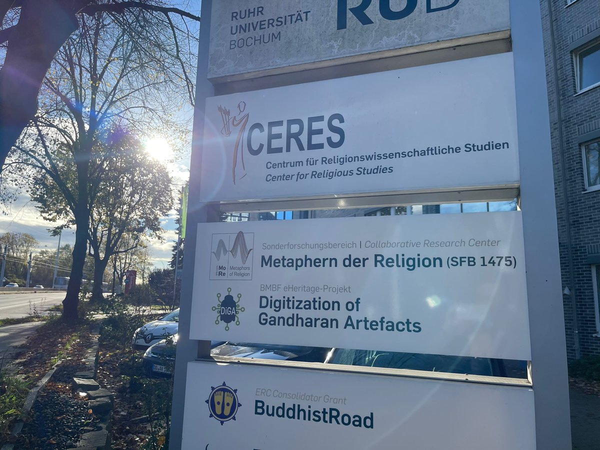 SFB1475's tweet photo. Etwas mehr als 1 Woche fehlte vorm @CERES_RUB ein Schild: Es war zur Überarbeitung im Druckzentrum. Jetzt sind endlich sowohl der #SFB1475 als auch #DiGA auf der Stele am Eingang zu finden. https://t.co/BRE0DisfMQ