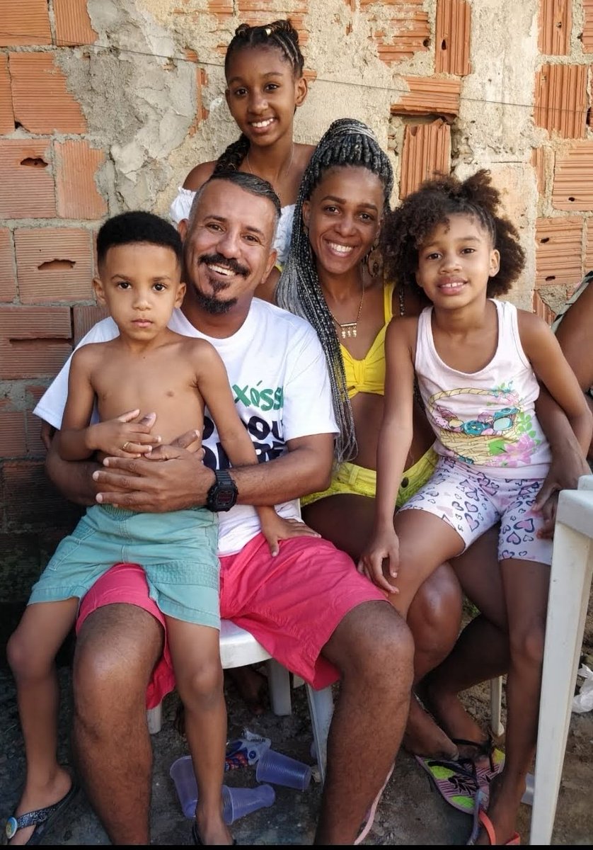 VahMartins3101's tweet photo. Essa primeira foto no meu tt, é para mostrar a vocês o quanto a nossa família é linda!!! 
#QueSorteAMinha ❤
#Gratidao 
@RodrigoSevicia https://t.co/bN42pQQNYV