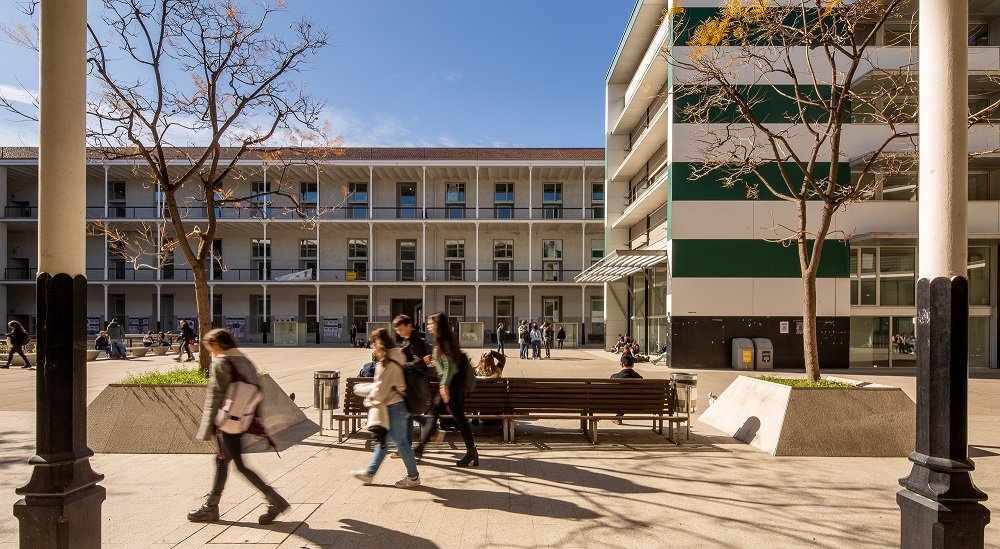 UPFBarcelona's tweet photo. #BonesNotícies 🎉
El rànquing Times Higher Education per àmbits situa els estudis de #Dret i #Economia i #Empresa de la UPF entre les 100 millors universitats del món!

✅@econ_empresaUPF posició 85 
✅@DretUPF també posició 85

👉 https://t.co/Gl8pX6g9rc #WUR2023subject https://t.co/H0gSF979P2