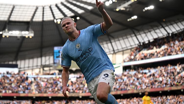 rmcf_KB9's tweet photo. Attaquant de pointe : Haaland 
Des stats dingues, des buts magnifiques, une efficacité folle. Haaland s’adapte à la perfection en PL. Même si City n’est pas leader, Haaland est devenu CE GUY. Au détriment du jeu de Pep Guardiola ? https://t.co/79TajbVshr