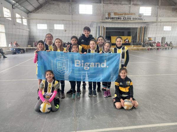 ComunadeBigand's tweet photo. ➕➕SEGUIMOS APOYANDO AL DEPORTE LOCAL
📌 En esta oportunidad se colaboró con las categorías Sub 12 de Voley de Independiente y Sporting, para  la  participación de un Torneo Nacional de voley y la para la compra de elementos deportivos respectivamente. https://t.co/t07UMkx02C