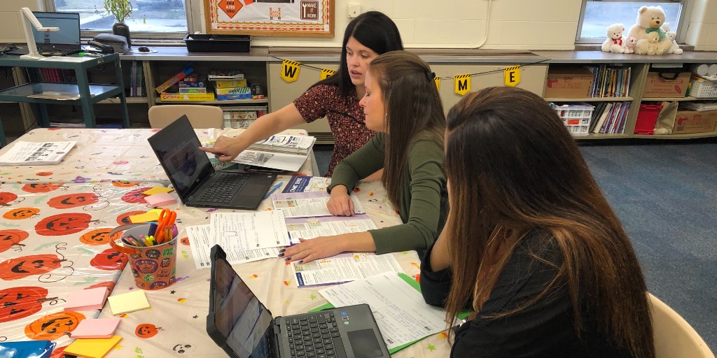 SmekensEd's tweet photo. Yesterday was a hands-on day of learning with grade-level teams at Beveridge Elementary! Smekens consultant Rachel Remenschneider showed teachers how to utilize the Comprehension Playbook digital resources. @GarySchools @TyneashaBanks @clhernandez3 https://t.co/yLJ8Aw0pJQ