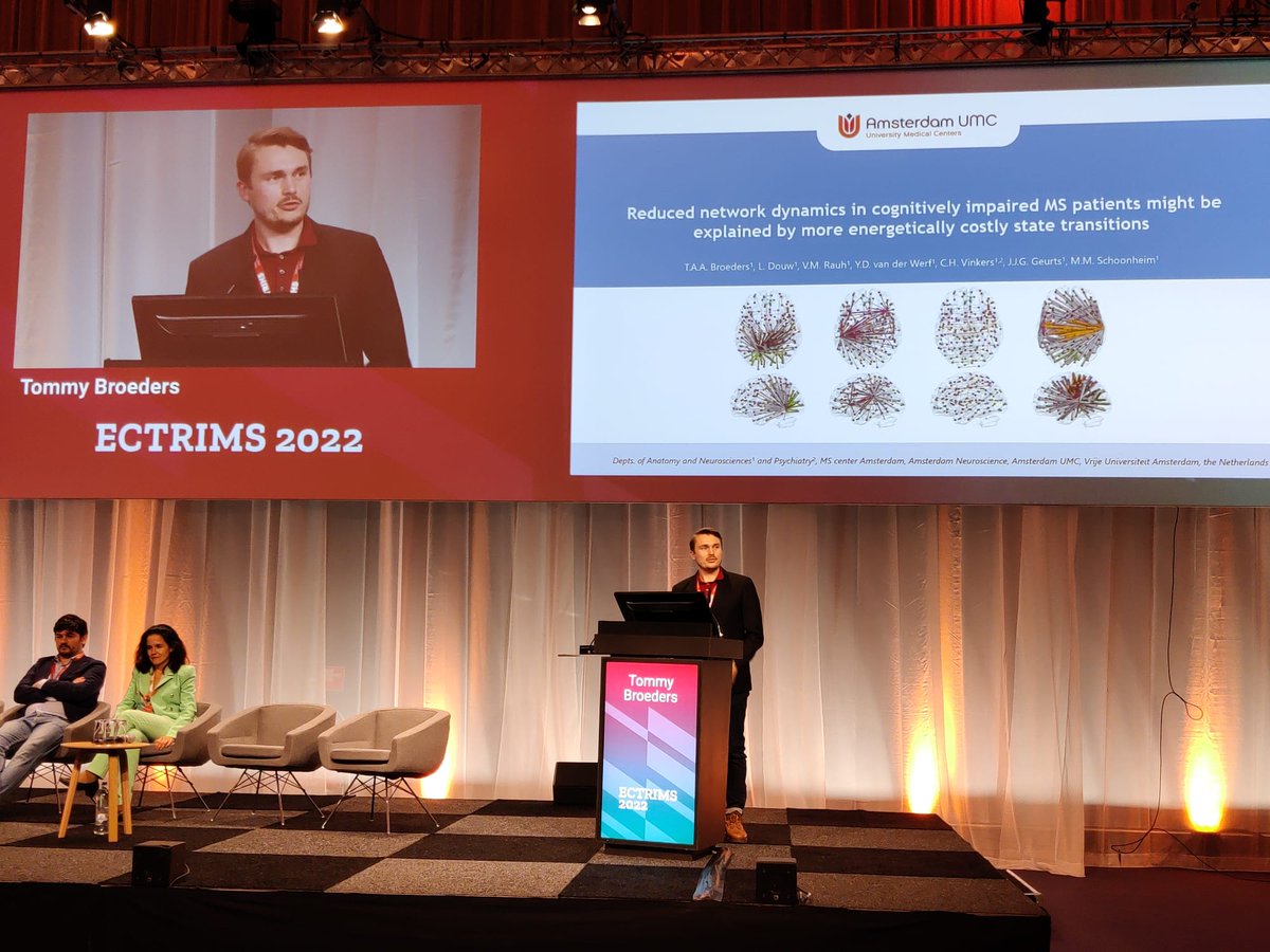 MScentrum020's tweet photo. Tommy Broeders presenteert onderzoek hoe hersengebieden met elkaar “praten”. Het kost meer energie om van gesprekpartner te wisselen bij mensen met MS en cognitieve problemen. Dit kan verklaren waarom hersengebieden van hen minder vaak van gesprekspartner veranderen.#ECTRIMS2022 https://t.co/A0iO01eLmY