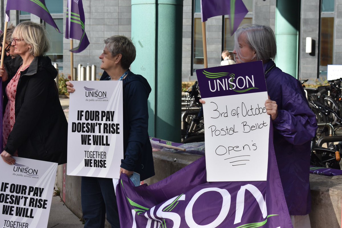 🟪 QEUH 🟩 🗣 A big thankyou to all our @NHSGGC colleagues, friends from @ScottishTUC and @TheBMA who came down to show solidarity at the Queen Elizabeth today! #PutNHSPayRight #Unison #PayCampaign #EnoughIsEnough #PayBallot #UnisonScotland #NHS #WeDemandBetter #PayRiseOrWeRise