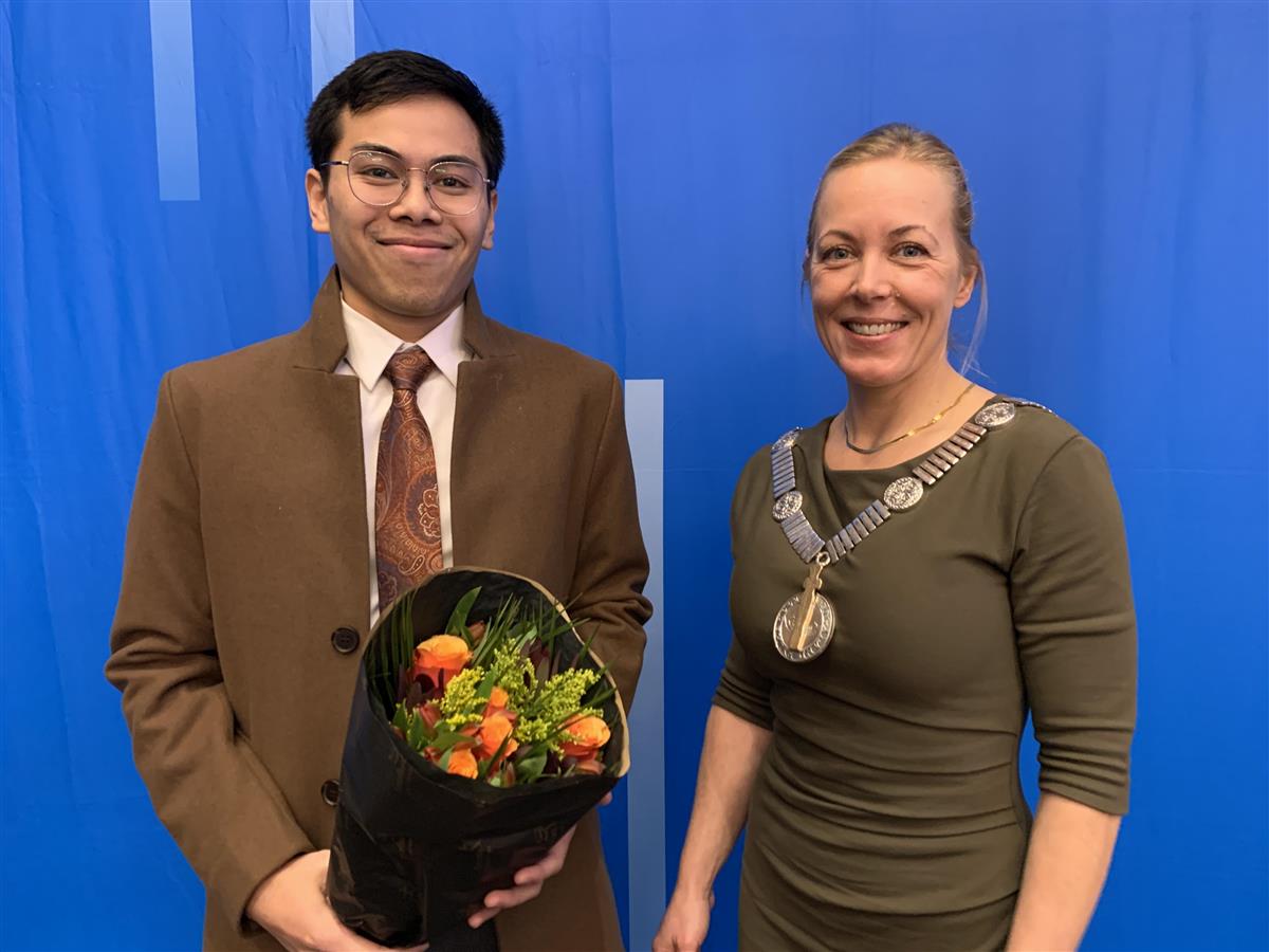 UniStavanger's tweet photo. Studenten Izwan bin Ahmad har fått  innovasjonspris frå @Rogalandfylke! Han fann ei smart løysing for strømkablar for  offshore vindturbinar. Les meir her 
https://t.co/oy1ecMqgDR https://t.co/pHg1ihZU5n