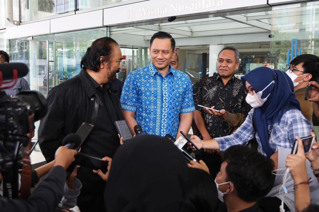 AgusYudhoyono's tweet photo. Siang tadi, saya dihampiri para wartawan usai makan siang dengan Pak Surya Paloh. Kami berdua agak kaget jg melihat kehadiran &amp; keuletan para awak media ini mencari berita. Kami berdua ditemani para sahabat, memang beberapa kali melakukan kegiatan makan siang ini secara internal https://t.co/KNIw6LUsvz