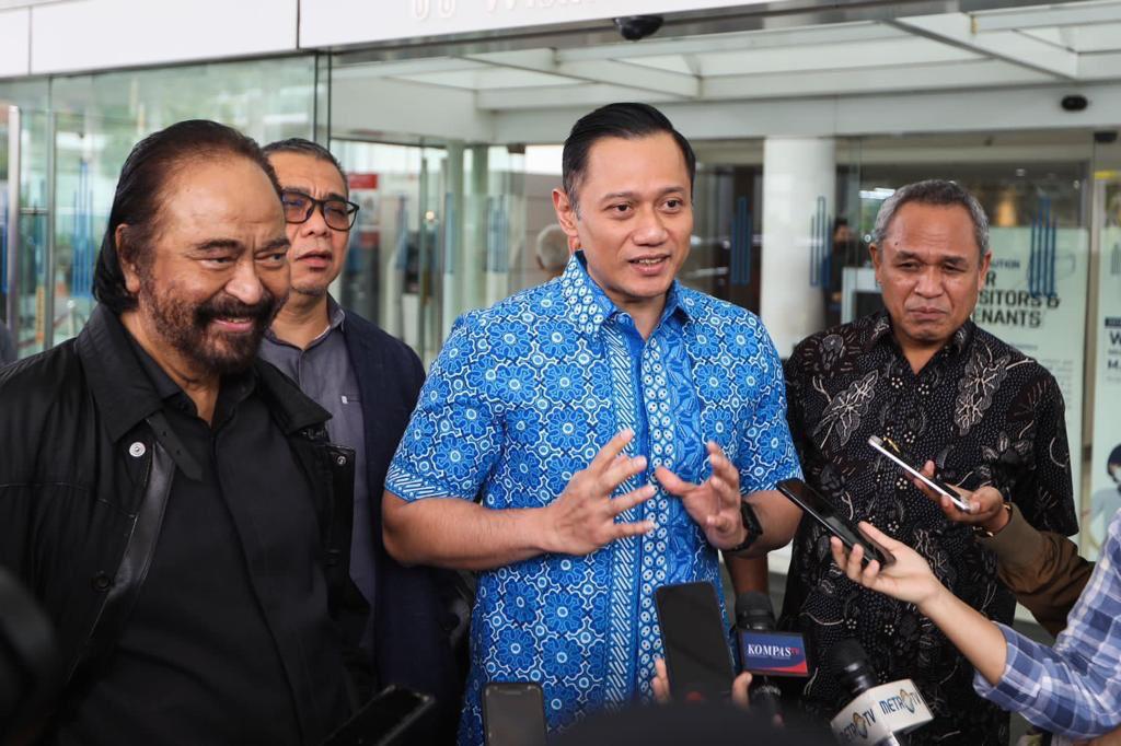 AgusYudhoyono's tweet photo. Siang tadi, saya dihampiri para wartawan usai makan siang dengan Pak Surya Paloh. Kami berdua agak kaget jg melihat kehadiran &amp; keuletan para awak media ini mencari berita. Kami berdua ditemani para sahabat, memang beberapa kali melakukan kegiatan makan siang ini secara internal https://t.co/KNIw6LUsvz