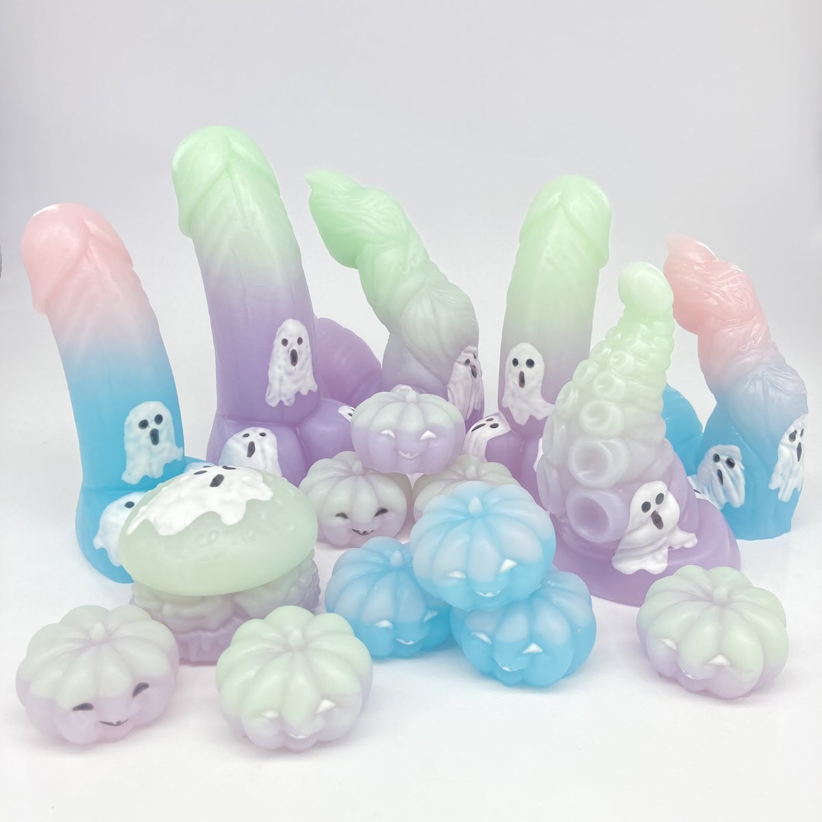 tentickletoys's tweet photo. The cute spooks are growing in number for Friday’s drop!
Given the overwhelmingly positive feedback on these (and how busy my non-dong work is currently), it looks like I’m concentrating on these pours until the drop, as opposed to trying out a variety of Halloween hand paints https://t.co/b3IygOZWAr