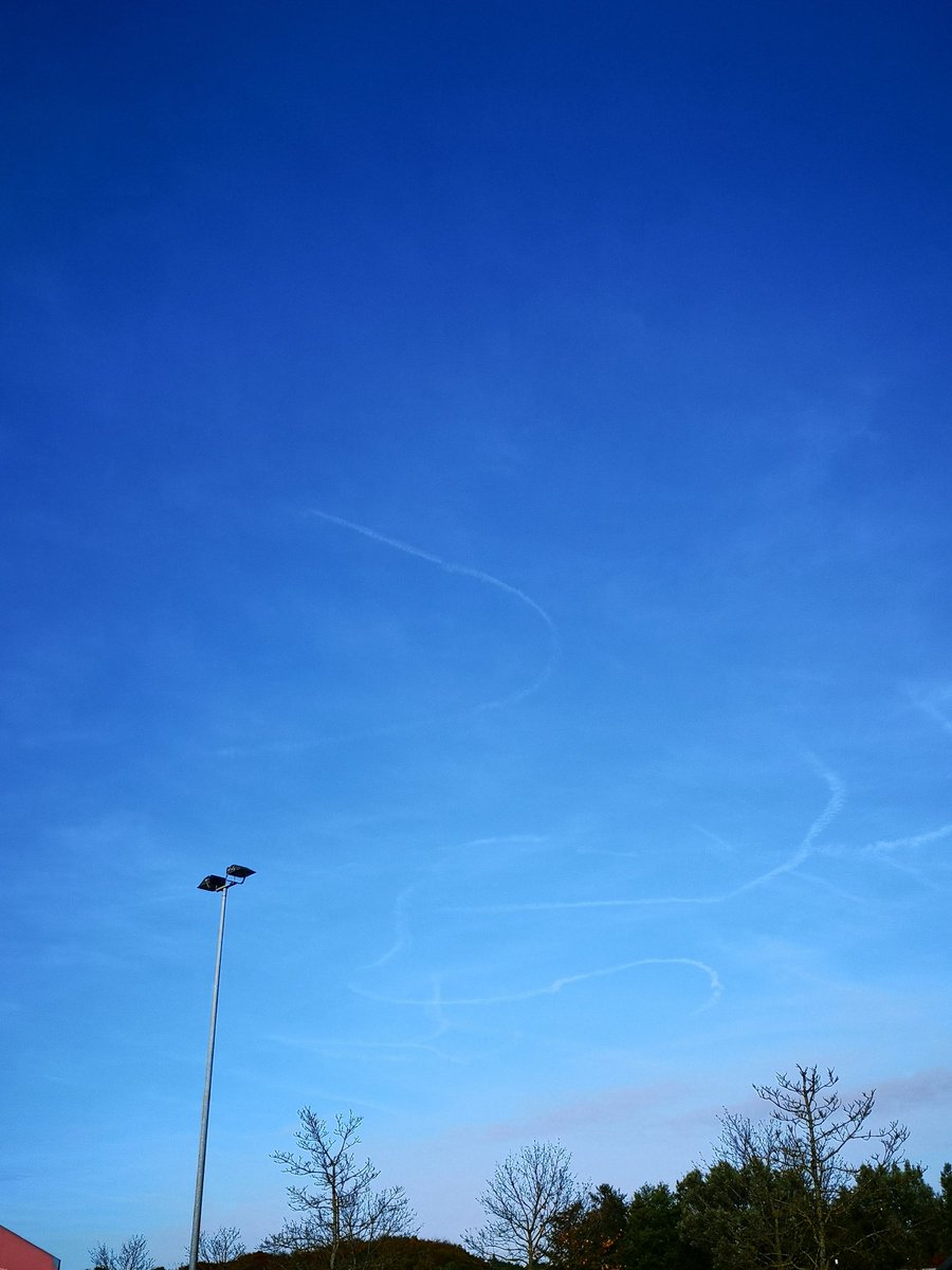 thomastepe's tweet photo. Herr @Kachelmann, bitte übernehmen Sie. Sind das die besprochenen Anti-Holzheizung-Chemtrails? https://t.co/19N5ZAcrZm