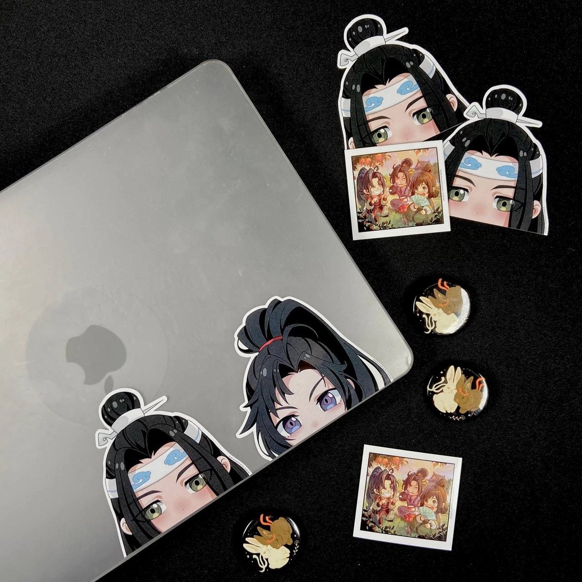 А знаете, что уже готово? Бонусы к предзаказу маньхуа! 

И магниты, и значки с кроликами, и наклейки — всё на месте.

Теперь Вэй Усянь следит за вами не в одиночестве, а вместе с Лань Ванцзи~