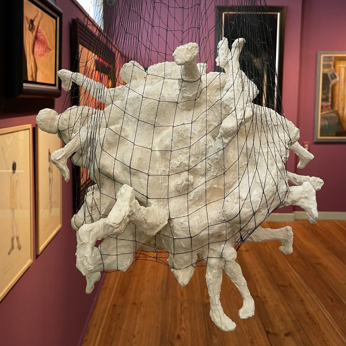 MuseumStadApdam's tweet photo. NET NAAKT | CINDY SPROKEL
@cindysprokel volgde haar kunstopleiding aan de #KlassiekeAcademie voor Beeldhouwkunst in Groningen, en werkt veel met een combinatie van mens en vogel, waarbij de basis wordt gevormd door het menselijk model waar dierlijke uitingen aan worden toegevoegd https://t.co/a2LT3qk4IY