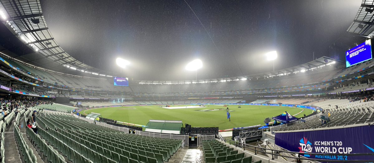 lozzanz's tweet photo. Hold the phone caller #nzvsban https://t.co/EcCLiZGA7k