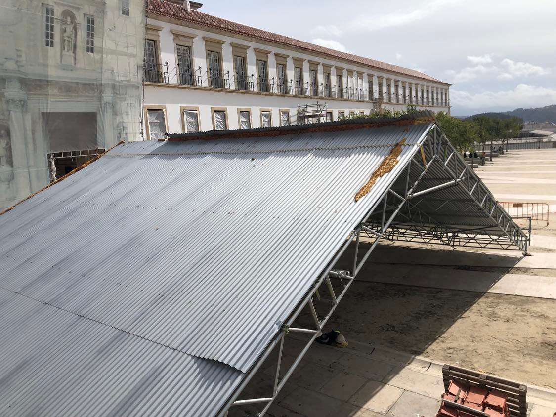 TurismoUC's tweet photo. Telhados no chão... #turismoUC #coimbra #unesco https://t.co/2AUSVtOvLY