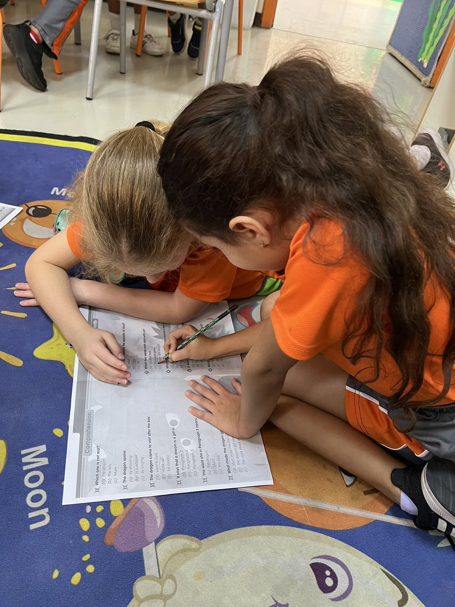 MsRebecca07's tweet photo. Guided reading carousel: One group working on their levelled reading text this morning. Over 2 lessons they will do 4 activities though a carousel; comprehension, grammar, spelling &amp; a teacher led reading session. #guidedreading #carouselactivities #talk4reading #theliteracybox https://t.co/ebyArmB2fy
