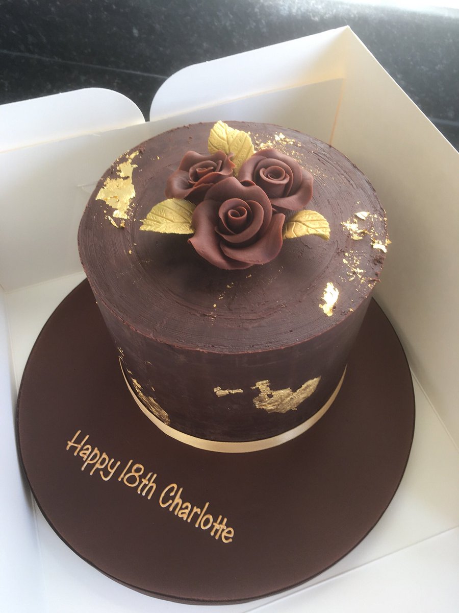 porshamcakesuk's tweet photo. Chocolate ganache, edible gold leaf and chocolate fondant roses.

#chocolatecake #chocolatebirthdaycake #fondantroses #ediblegoldleaf #porshamcakes #cakesupplierdevon #cake #cakedevon #devonbirthday #littlepodvanilla #dovesflour #billingtonssugar #cakepro https://t.co/4anz43koC3