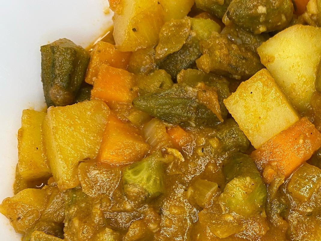 asedoskitchen's tweet photo. Bamia Thabiek (okra stew) cooked with carrots &amp; potatoes 🌱

#SSOT Recipe on YouTube 👉🏾👉🏾 https://t.co/bQYGD5eSiD
.
.
.
.
#bamia #okra #vegan #veganrecipe #asedoskitchen https://t.co/djFovaGG7i