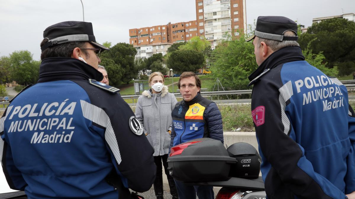 Uno de los jefes de la Policía Municipal de Madrid tiene una academia que prepara oposiciones para entrar al cuerpo. En unos audios aparece que está compinchado con miembros del tribunal. El hijo y la nuera han aprobado con la máxima nota. Esta es la policía de Almeida del PP.