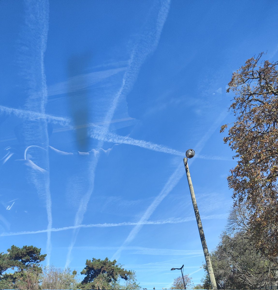 Beatrice_Rosen's tweet photo. Question aux Parisiens, il se passe quoi dans le ciel auj?
Des quadrillages inhabituels, à angles droits, depuis ce matin ?
🤷 https://t.co/r1GZ7gV7lS