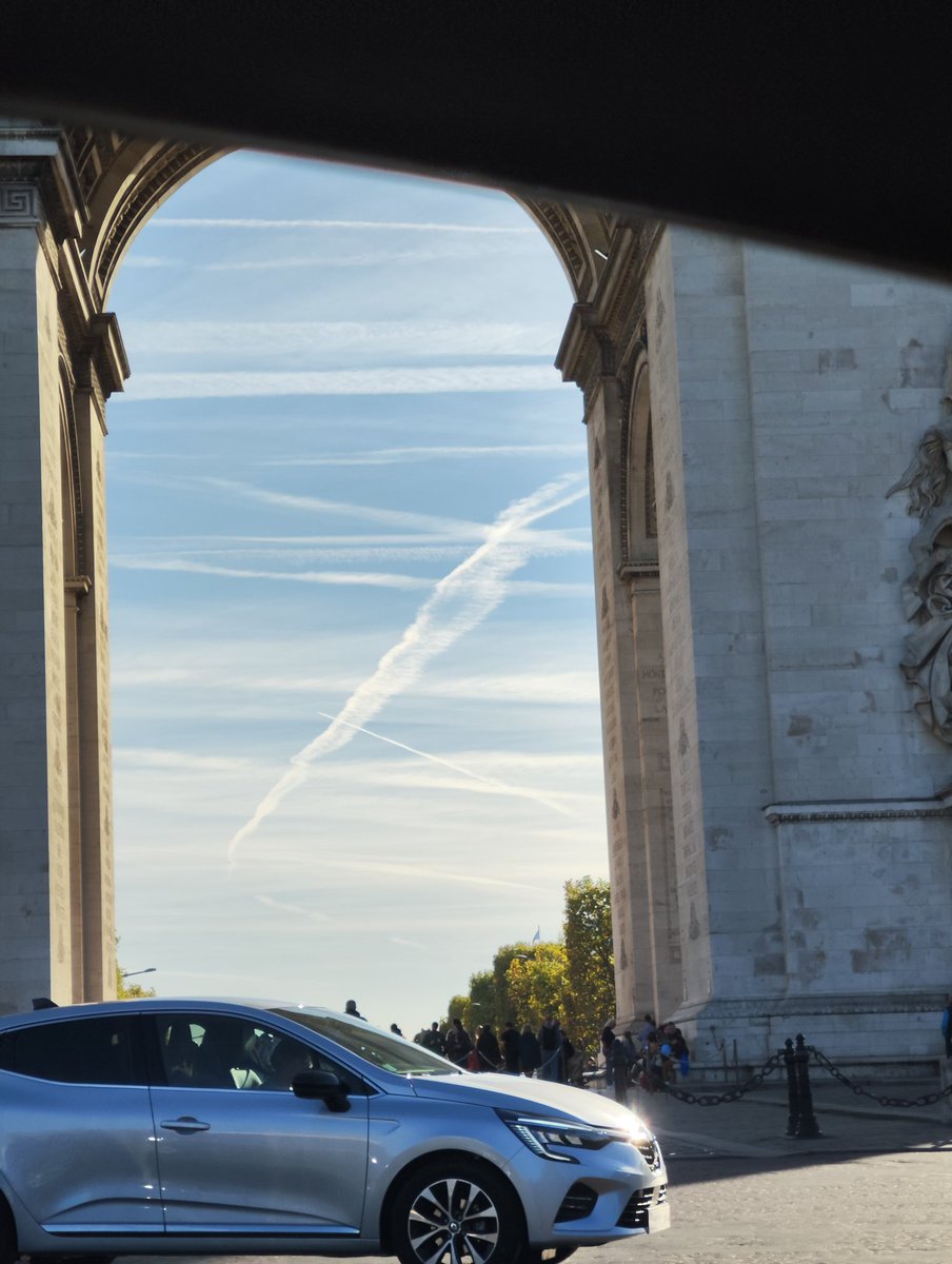 Beatrice_Rosen's tweet photo. Question aux Parisiens, il se passe quoi dans le ciel auj?
Des quadrillages inhabituels, à angles droits, depuis ce matin ?
🤷 https://t.co/r1GZ7gV7lS