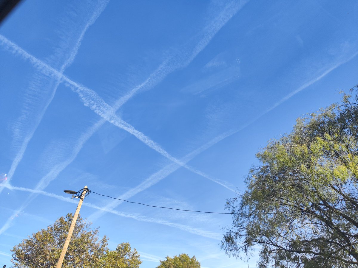 Beatrice_Rosen's tweet photo. Question aux Parisiens, il se passe quoi dans le ciel auj?
Des quadrillages inhabituels, à angles droits, depuis ce matin ?
🤷 https://t.co/r1GZ7gV7lS