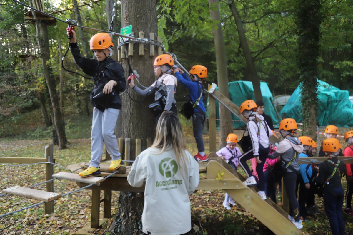villepoissy's tweet photo. #Sports #Vacances Les jeunes pisciacais inscrits au dispositif "Sports vacances" (6-10 ans) d'automne profitent d'une session accrobranche sur le site @AccroCamp situé dans le parc du château de Villiers ! 🌳 https://t.co/b8KSZo1WBQ