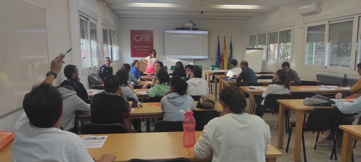 CPR_Zafra's tweet photo. El Seminario de Educación Física marcando sus líneas de trabajo para el presente curso en el @CPR_Zafra https://t.co/Aw7lkmqeBd